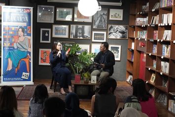 Serunya Peluncuran Buku Puisi Belati-belati di Punggungmu Karya Chacha Thaib