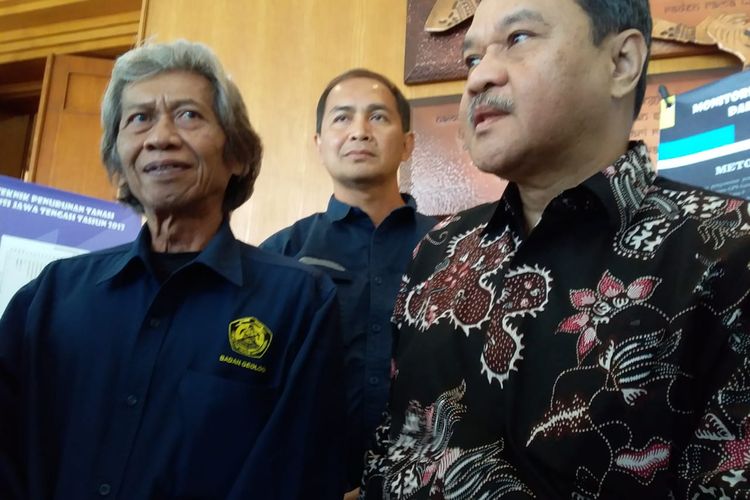 Kepala Badan Geologi Rudy Suhendar (kanan) bersama Kepala Bidang Geologi Teknik Badan Geologi Wahyudin dan Perekayasa Utama Geologi Sugalang di Semarang, Rabu (20/11/2019) 