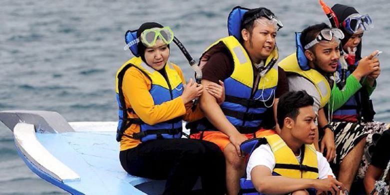 Wisatawan bersiap di Dermaga Pulau Pramuka, Kepulauan Seribu, untuk snorkeling di Pulau Semak Daun, Minggu (8/2/2015). Pulau Pramuka yang banyak memiliki tempat penginapan menjadi hub menuju pulau-pulau di sekitarnya. 