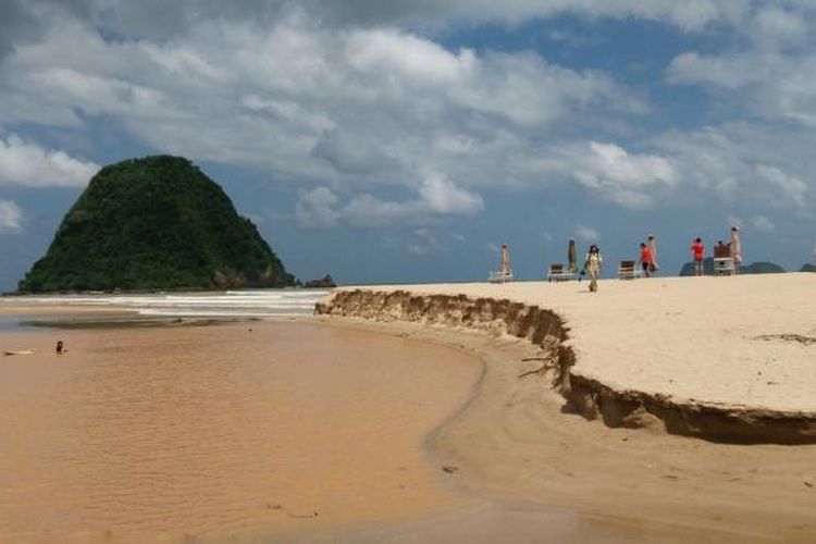 Pantai Pulau Merah Kamis (18/8/2016) salah satu destinasi wisata di Banyuwangi airnya berubah menjadi coklat karena bajir lumpur sejak seminggu terakhir.