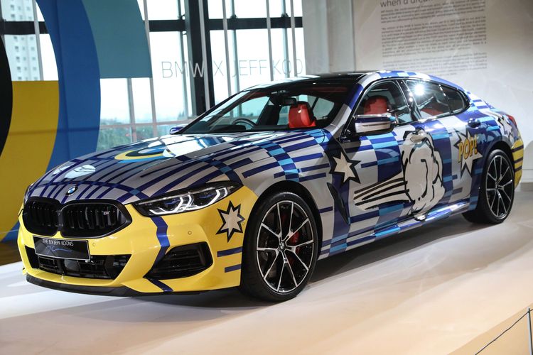 BMW M850ixDrive Gran Coupe edisi spesial THE 8 X JEFF KOONS diperkenalkan di Jakarta, Selasa (25/10/2022). BMW menggandeng Jeff Koons untuk membuat 99 unit Seri 8 Gran Coupe jadi lebih keren, yang disebut sebagai proyek THE 8 X JEFF KOONS. Pertama kali mobil hasil kolaborasi ini dipamerkan di Amerika dan salah satu unitnya kini dipajang di Indonesia.