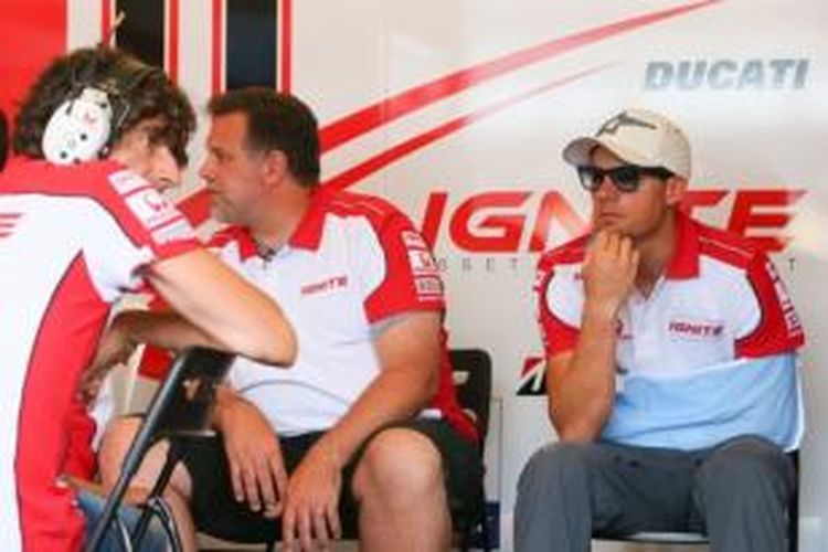 Pebalap AS, Ben Spies (kanan) hanya bisa menyaksikan balapan GP Indianapolis dari garasi tim Ducati, setelah mendapat cedera pada sesi latihan bebas ketiga, Sabtu (17/8/2013).