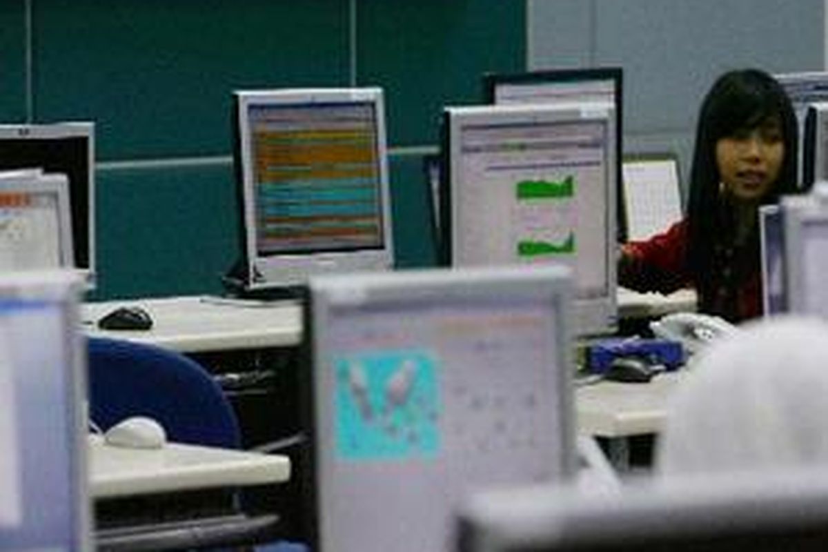 Karyawan Indosat memantau jaringan komunikasi di ruang Single Network Operation Center (SNOC), Gedung Pusat Indosat, Jakarta, Jumat (5/10). Pengawasan tersebut untuk mengantisipasi kenaikan frekuensi komunikasi pelanggan Indosat yang mencapai 21,5 juta selama puasa dan Lebaran.