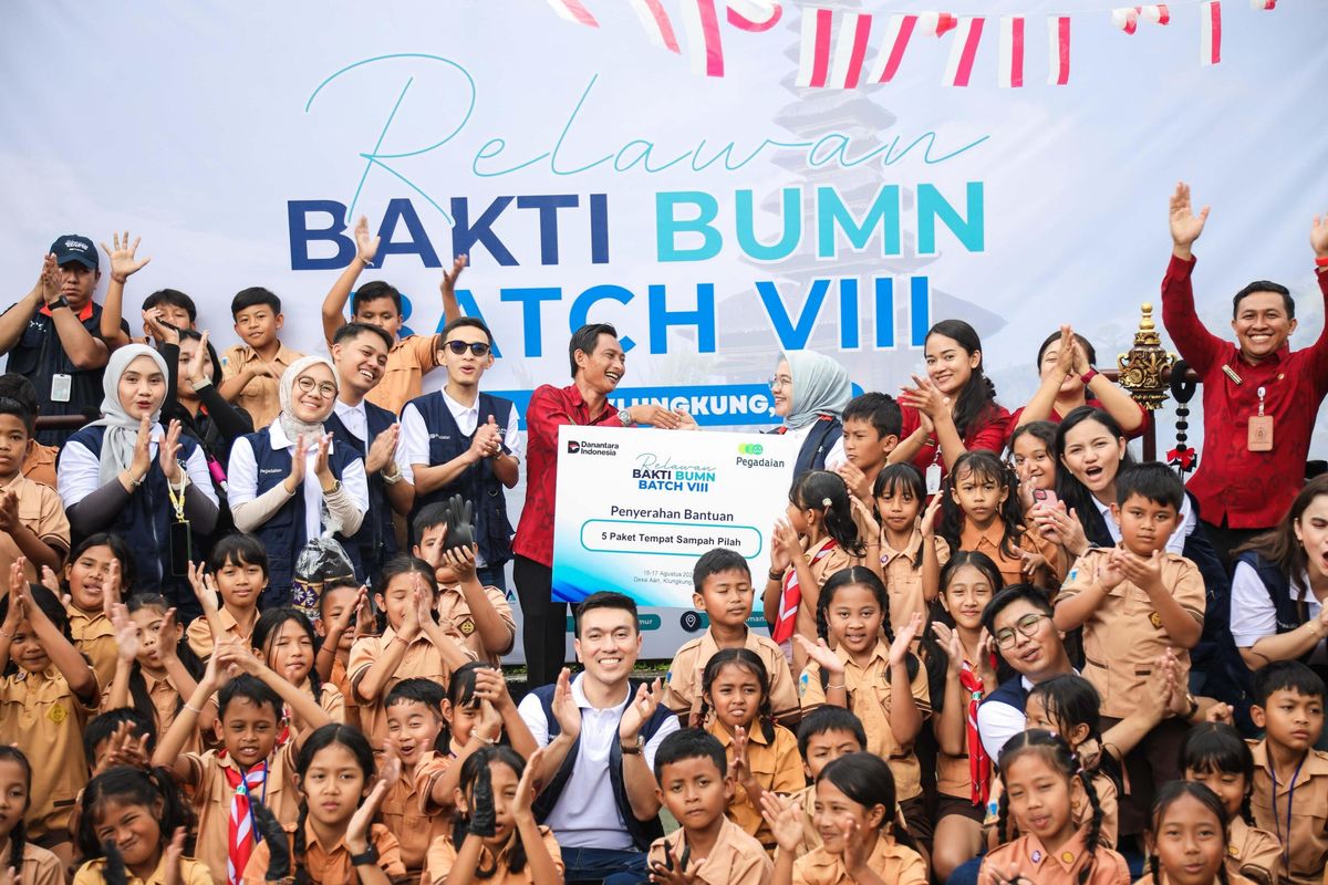 Relawan Pegadaian bersama Relawan Bakti BUMN Batch VIII dan masyarakat berkolaborasi membangun Desa Aan, Klungkung, Bali.
