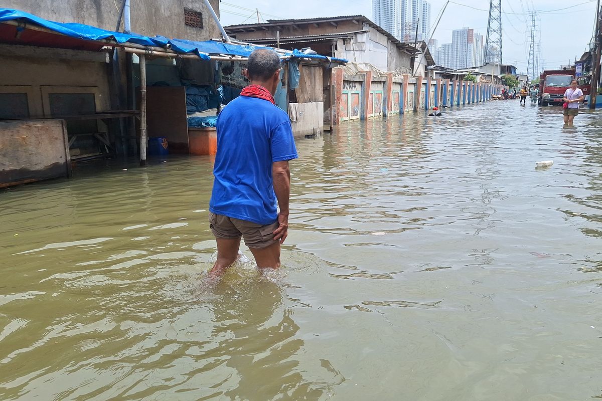 Banjir Rob Kembali Landa Kawasan Muara Angke, Sampah Plastik Mengambang Sepanjang Jalan