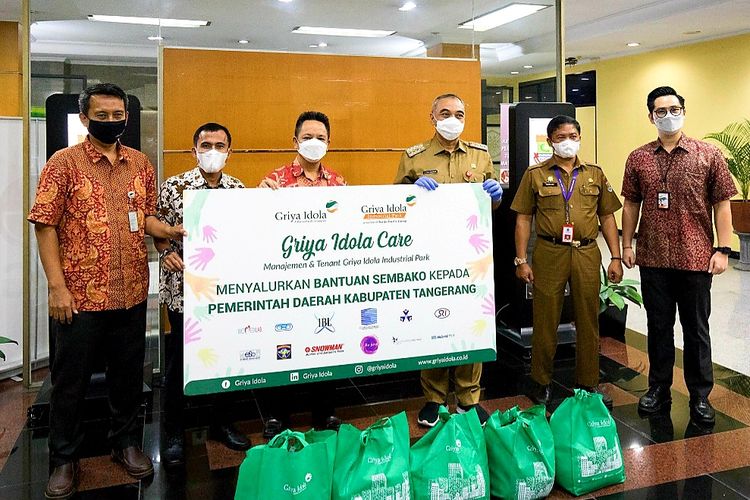 Anak usaha Barito Pacific Group, PT Griya Idola, menghimpun menghimpun dan menyalurkan bantuan berupa paket sembako kepada Pemerintah Kabupaten Tangerang, Senin (25/01/2021).