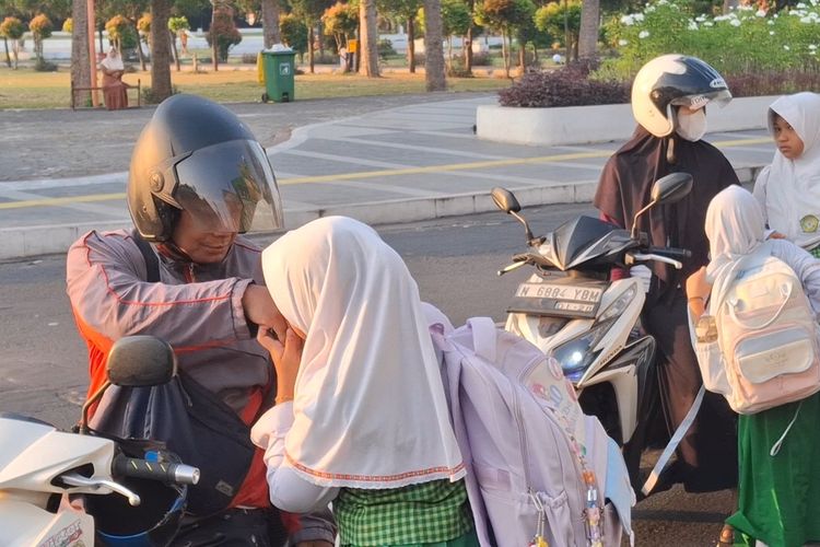 Hari Pertama MPLS, Ayah di Lumajang Antar Anaknya Sekolah: Mamanya Repot