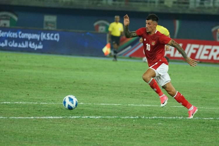 Aksi Stefano Lilipaly pada laga Kuwait vs Indonesia di Grup A Kualifikasi Piala Asia 2023 yang bergulir di Stadion Internasional Jaber Al-Ahmad, Kuwait City, Rabu (8/6/2022) malam WIB.