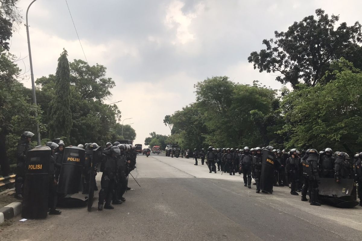 Jalan Akses UI, Kelapa Dua, Cimanggis, Kota Depok dijaga oleh aparat TNI - Polri pada Kamis (8/10/2020).