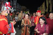 Buka Pasar Imlek Semawis, Wali Kota Agustina Sebut Kedamaian Warga Jadi Kunci Kesejahteraan Semarang