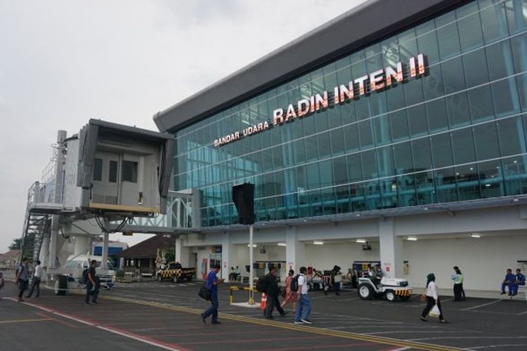 Nama Radin Inten II diabadikan sebagai nama Bandar Udara di Lampung.