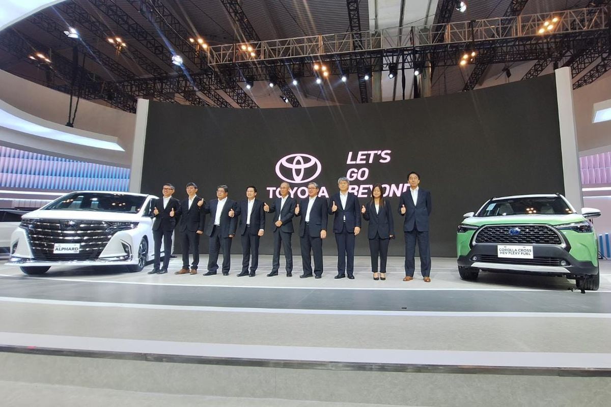 Toyota perkenalkan flex fuel vehicle (FFV) pada GIIAS 2023. 