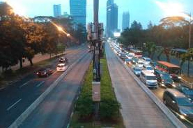 Kondisi jalur transjakarta di Jalan Jenderal Sudirman, Senin (13/6/2016)

