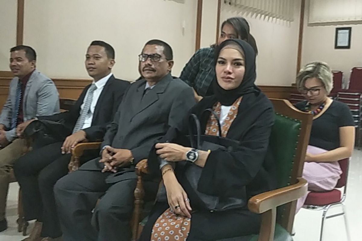 Nikita Mirzani (kanan depan) didampingi tim kuasa hukumnya hadir dalam sidang pertama gugatan cerainya terhadap Ahmad Dipo Ditiro Latief di Pengadilan Agama Jakarta Selatan, Rabu (1/8/2018).