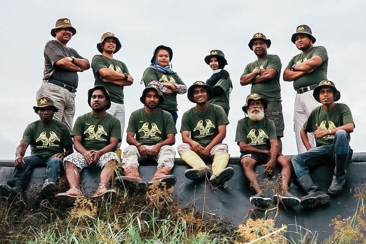 Perkumpulan ?Nagae Anomo? atau ?Sahabat Alam? yang ada di Sorong Selatan, Papua Barat. Kelompok ini terbentuk berkat program PENDAKI ANJ. Bersama, mereka menjalin kerja sama dan memberikan edukasi kepada pemangku kepentingan serta masyarakat lokal mengenai pentingnya perlindungan dan pelestarian satwa liar.