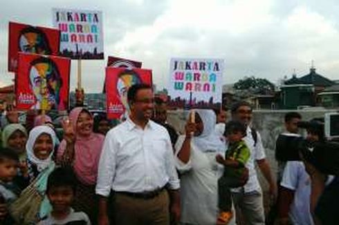 Anies Dapat Selendang Gendong Anak di Bukit Duri