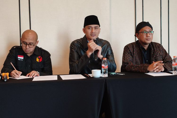 Koordinator Divisi Penyelesaian Sengketa Bawaslu Provinsi DKI, Reki Putera Jaya (kiri) saat konferensi pers di Jakarta Pusat, Sabtu (16/12/2023).