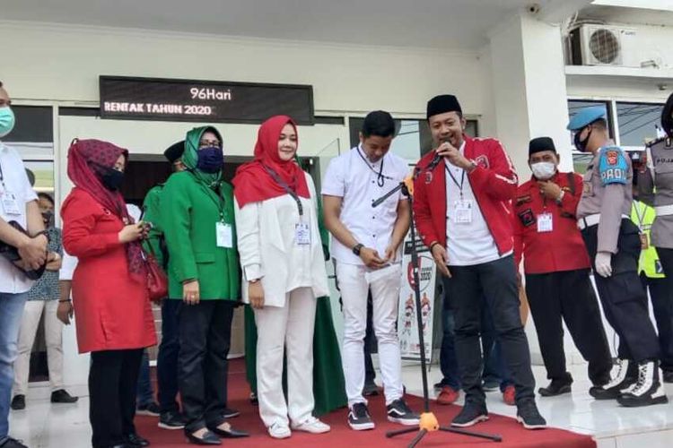 Yesi Karya Lianti dan Ahmad Adly Fairuz saat mendaftar sebagai bakal calon Bupati dan Wakil Bupati Karawang, Jumat (4/9/2020).