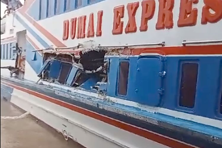 Dua kapal feri milik Dumai grop, yakni Dumai Expres 12 dan Dumai Line 3 dilaporkan bertabrakan di Pelabuhan Selat Panjang Kota, Kecamatan Tebing Tinggi, Kabupaten Kepulauan Meranti, Riau, Senin (25/12/2023).