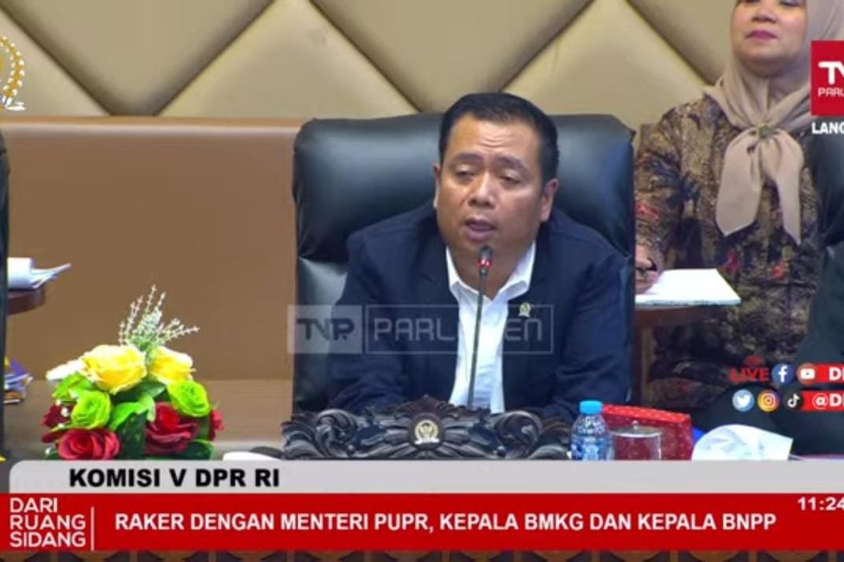 Ketua Komisi V DPR RI Fraksi PDIP Lasarus saat rapat kerja evaluasi mudik Lebaran 2023 bersama Kementerian PUPR, Kementerian Perhubungan, Korlantas Polri, BMKG, dan BNPP, Rabu (24/5/2023). 