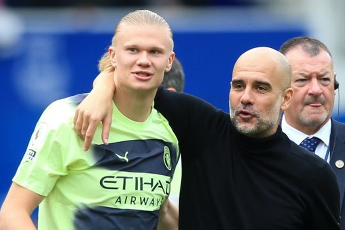 Manajer Manchester City asal Spanyol, Pep Guardiola (kanan), merayakan kemenangan atas Everton pada laga pekan ke-36 Liga Inggris di Stadion Goodison Park, Minggu (14/5/2023) waktu setempat. Man City menang 3-0 dan semakin dekat menuju gelar juara Liga Inggris musim ini. (Foto oleh LINDSEY PARNABY/AFP)