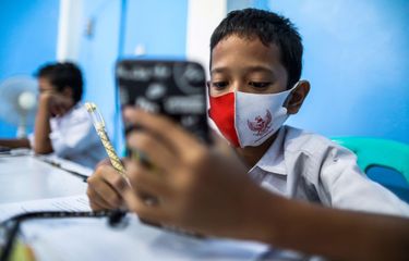 Sejumlah pelajar melakukan kegiatan Pembelajaran Jarak Jauh (PJJ) di Balai Warga RT 05/RW 02 Kelurahan Galur, Johar Baru, Jakarta Pusat, Selasa (1/9/2020). JAK Wifi adalah program internet gratis dari Pemprov DKI Jakarta yang ditujukan untuk pelajar di permukiman padat penduduk yang kesulitan mengakses internet.