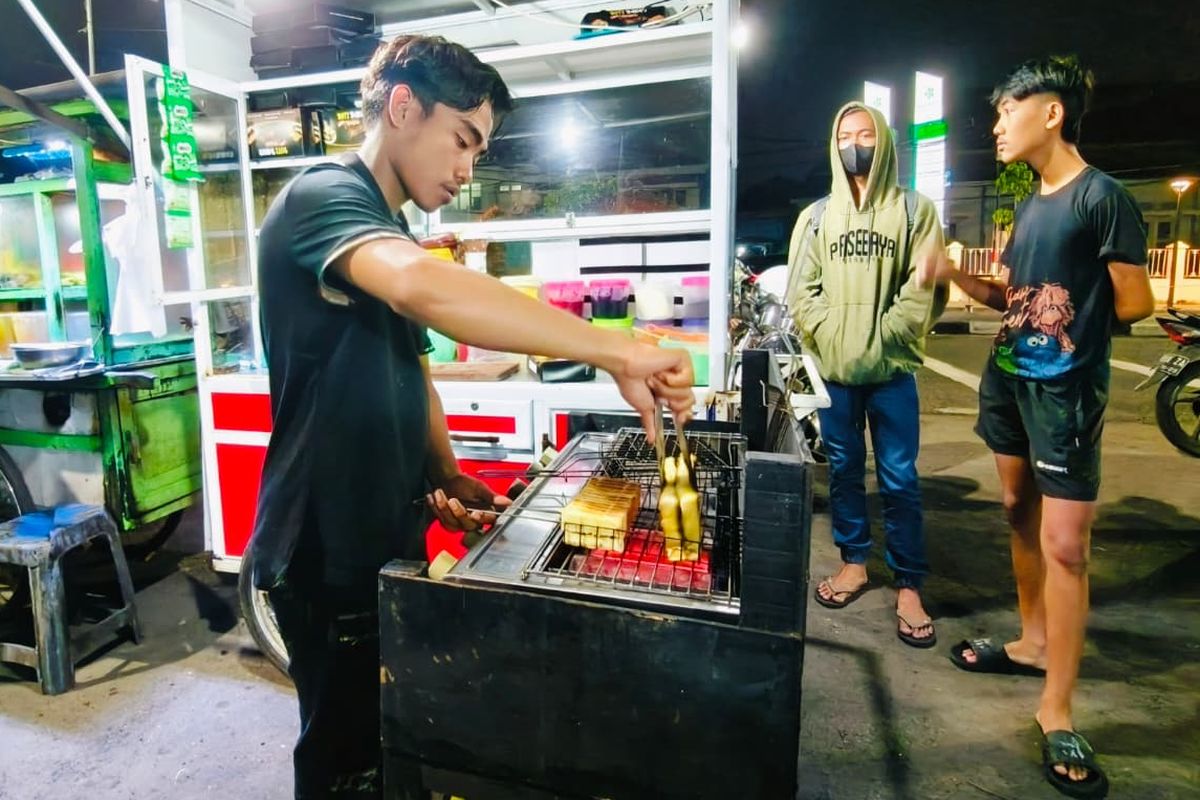 Roti Bakar Menyala Surabaya, Dipanggang Langsung di Atas Api, Gurih dan ...
