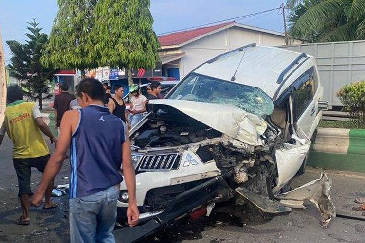Anggota DPRD Kabupaten Batanghari meninggal dunia setelah mobil yang ditumpanginya kecelakaan di Jalan Muara Bulian-Jambi, Selasa, (9/5/2023) sore. 
