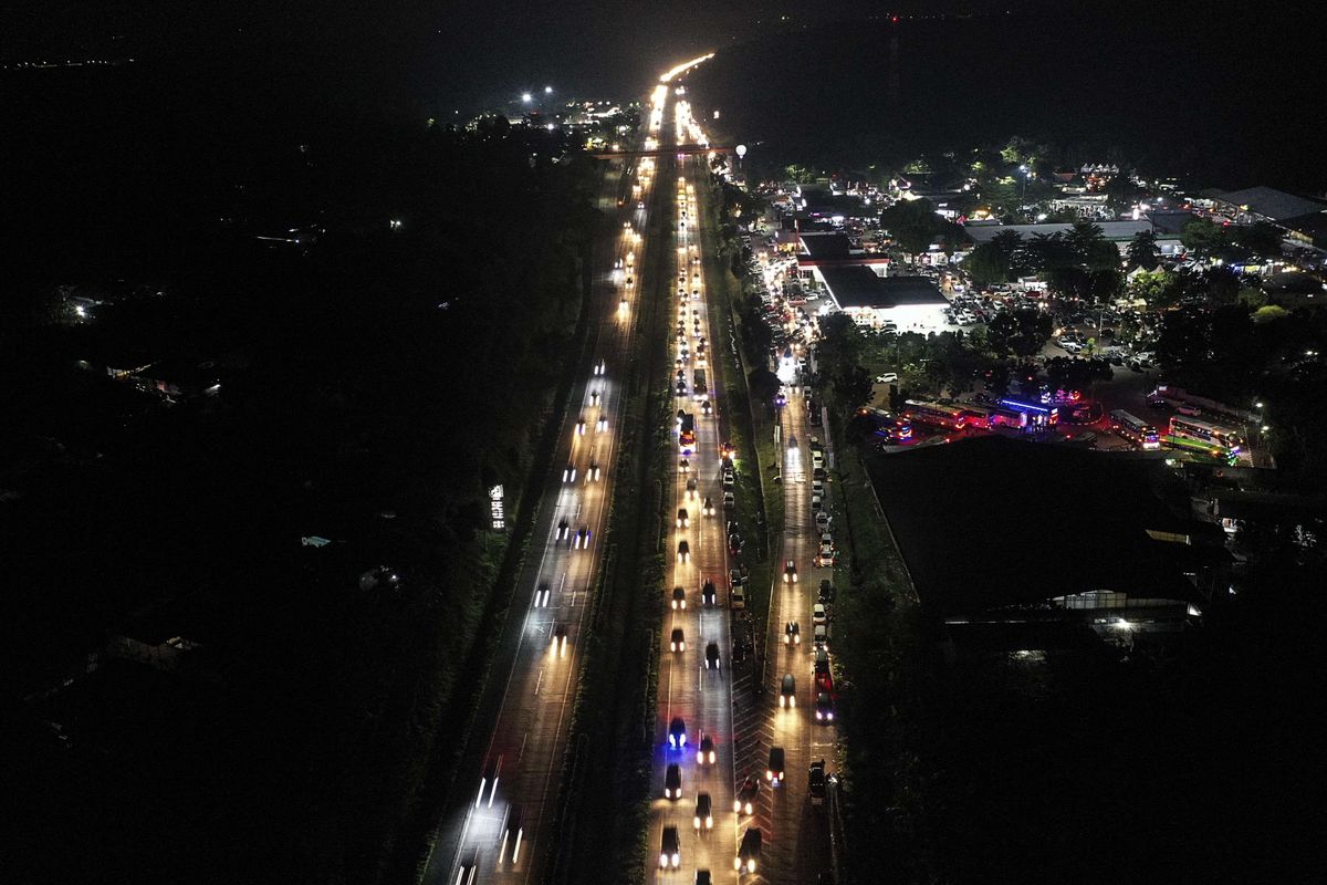 Foto udara sejumlah kendaraan melintas di ruas Jalan Tol Cikopo-Palimanan, Subang, Jawa Barat, Kamis (28/4/2022). Polri menerapkan kebijakan jalur satu arah atau 'one way' dan ganjil genap pada arus mudik H-4 Lebaran 2022 mulai ruas Tol Jakarta-Cikampek kilometer 47 hingga Tol Kalikangkung kilometer 414 guna mengurai kemacetan kendaraan para pemudik dan tidak akan ada sanksi bagi pengendara yang melintas di tol di luar ketentuan khusus pelat nomor polisi ganjil atau genap. Pengendara hanya diarahkan untuk keluar dari gerbang tol.