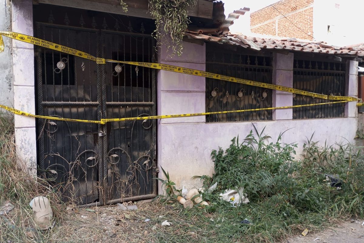 Polres Cimahi menggelar olah tempat kejadian perkara (TKP) di lokasi penemuan dua kerangka tengkorak di sebuah rumah di di Perumahan Tani Mulya, Desa Tani Mulya, Kecamatan Ngamprah, Kabupaten Bandung Barat (KBB), Jawa Barat, Selasa (30/7/2024).