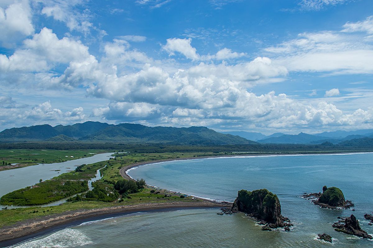 Keindahan Teluk Love nan romantis di sisi timur kawasan Pantai Payangan, Jember.