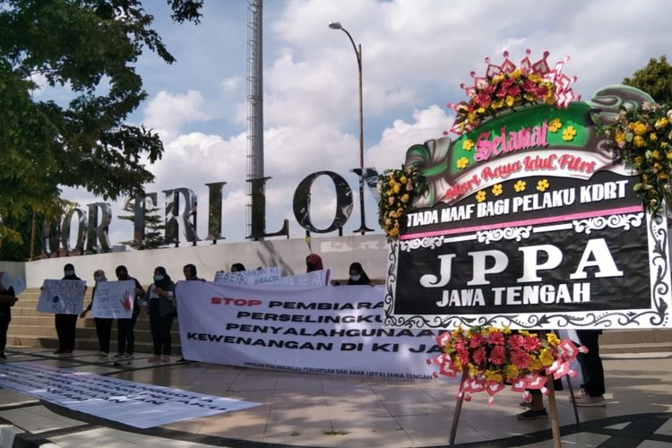 Aktivis di Semarang gelar bentang spanduk di Jalan Tri Lomba Juang Semarang, Selasa (4/5/2021).