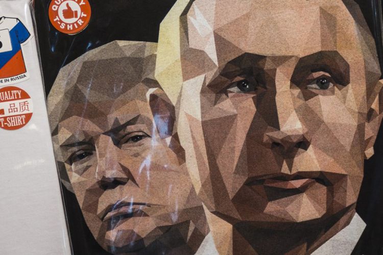 Sebuah gambar yang diambil pada 27 Juni 2017, menunjukkan sebuah kaus bergambar Presiden Amerika Serikat Donald Trump dan Presiden Rusia Vladimir Putin dengan tanda We Love Russia, dijual di toko suvenir di Saint Petersburg, Rusia.