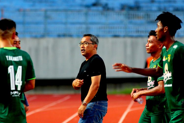 Pelatih Persebaya Surabaya Aji Santoso seusai pertandingan pekan ke-20 Liga 1 2022-2023 melawan Bhayangkara FC yang berakhir dengan skor 2-1 di Stadion Gelora Joko Samudro Gresik, Senin (23/1/2023) sore.