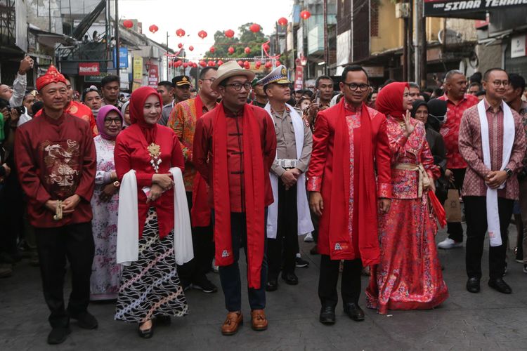 Gubernur Jawa Barat, Ridwan Kamil dan Wali Kota Bogor, Bima Arya Sugiarto menghadiri pawai seni budaya pada perayaan puncak Cap Go Meh Bogor Street Festival (CGM-BSF) 2023 di Jalan Suryakencana, Bogor Tengah, Kota Bogor, Minggu (5/2/2023). Atraksi seni budaya seperti Ogoh-ogoh dari Bali, Kendang Beleq dari Lombok, dan Bouraq dari Cirebon, Ondel-ondel Betawi, Reog Ponorogo, serta belasan pertunjukan dari sanggar kesenian dari Jawa Barat dan sekitarnya memeriahkan acara ini.