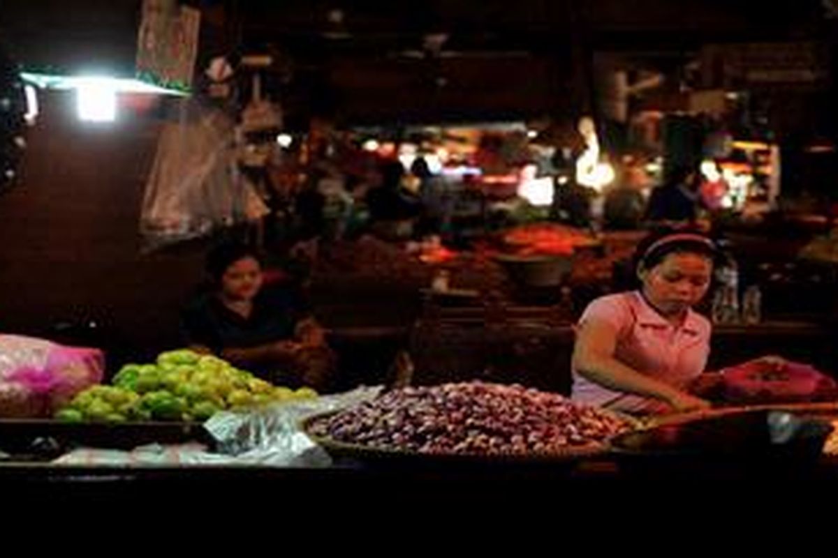 Aktivitas pedagang sayur mayur di Pasar Senen, Jakarta, Senin (28/1/2013). 