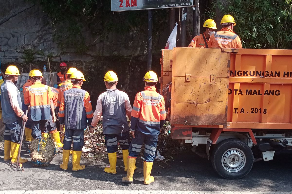 Sekitar 20 petugas dari Dinas Lingkungan Hidup (DLH) Kota Malang juga tengah melakukan pembersihan sampah di Jalan Sudimoro, Kota Malang pada Selasa (5/4/2022).