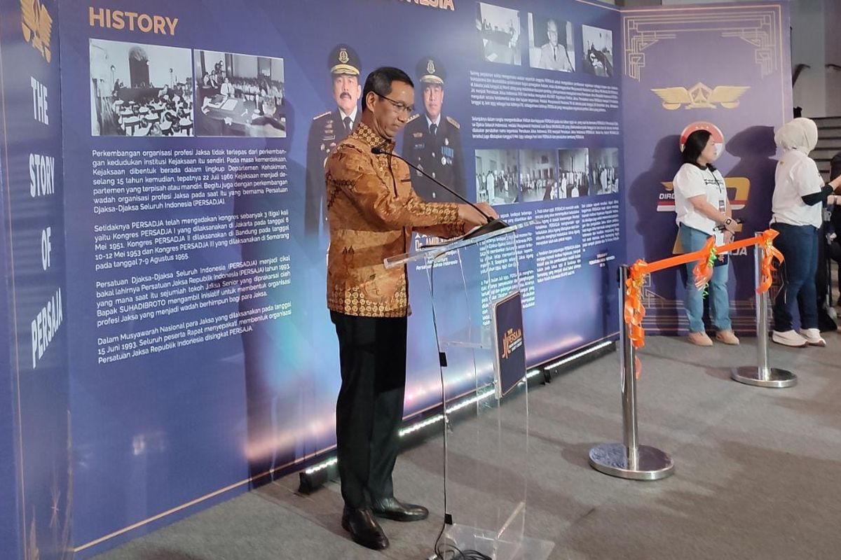 Penjabat Gubernur DKI Jakarta Heru Budi Hartono membacakan pantun dalam pembukaan acara Persatuan Jaksa Indonesia (Persaja) Creative UMKM Expo di Mal Kota Kasablanka, Jakarta Selatan, Sabtu (1/7/2023).