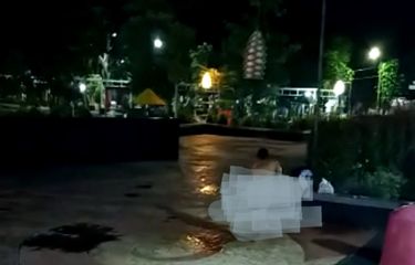 Video Viral Wanita Mandi di Alun-alun Seberang Kantor Bupati, Ini ...