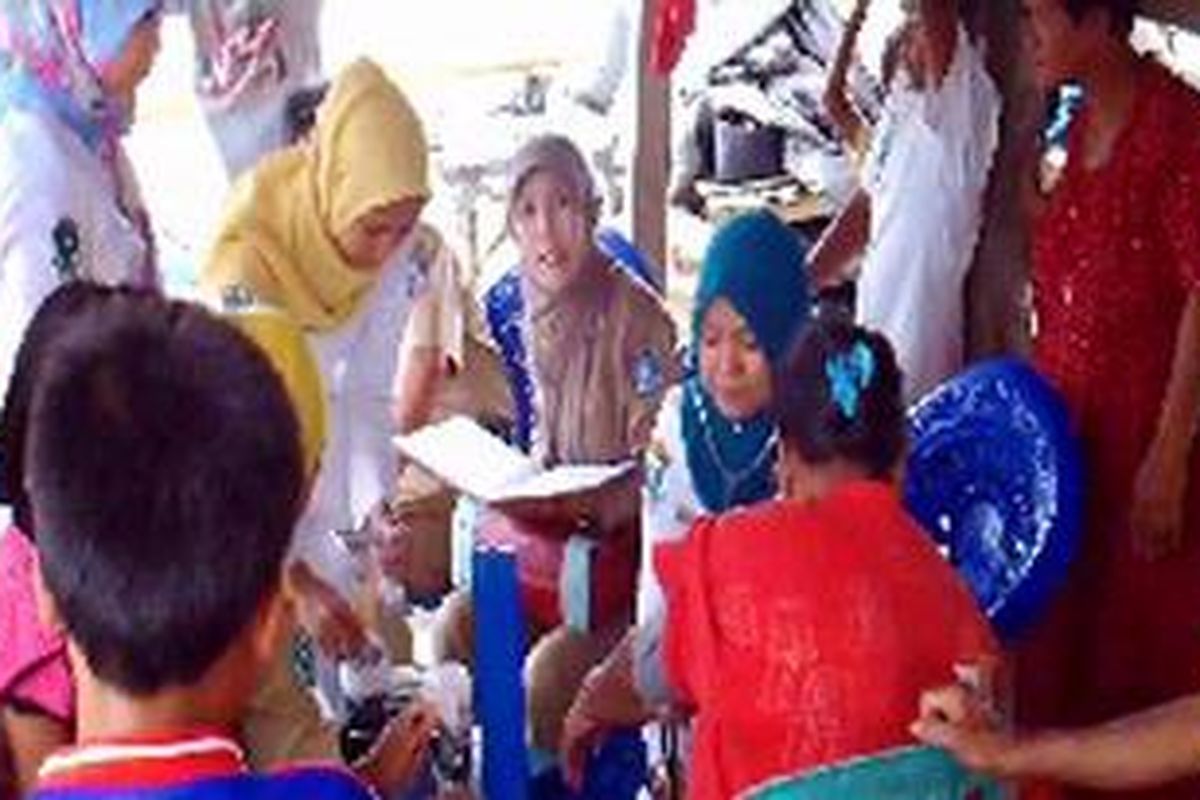 Dinas Kesehatan Bulukumba memeriksa korban abrasi pantai dan banjir rob yang diserang dengan gatal-gatal.