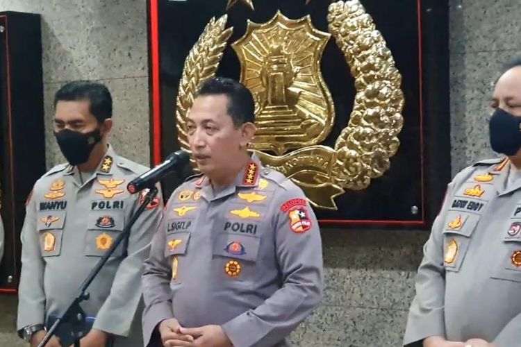 Kapolri Jenderal Listyo Sigit Prabowo saat mengumumkan penonaktifan Irjen Ferdy Sambo dari jabatannya sebagai Kadiv Propam di Mabes Polri, Jakarta Selatan, Senin (18/7/2022). 