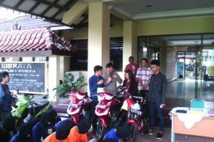 Tiga warga korban curanmor berdiri di samping motor miliknya ditemani Dir Reskrimum Polda DIY Komisaris Besar  Kris Erlangga