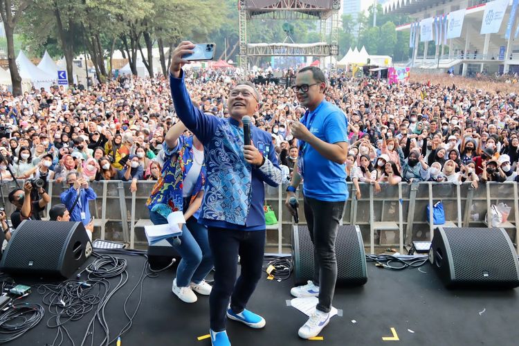 Zulkifli Hasan (kiri) datang ke puncak acara Birukan Langit Indonesia Festival 2022 yang dihelat di Istora Senayan, Jakarta Pusat, Jumat (26/8/2022)  