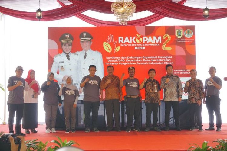 Bupati Klaten Sri Mulyani dan Wakil Bupati Klaten Yoga Hardaya menandatangani komitmen bersama dalam Rakopam II.