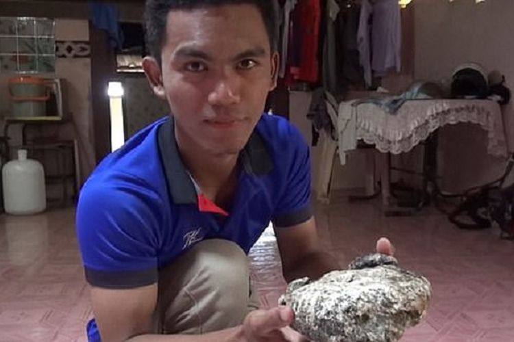 Asaree Pooad, seorang pria di Thailand yang menemukan muntahan paus atau ambergris ketika pulang dari melaut. Dia menemukan dua bongkahan besar, yang diyakini nilainya Rp 4,7 miliar.