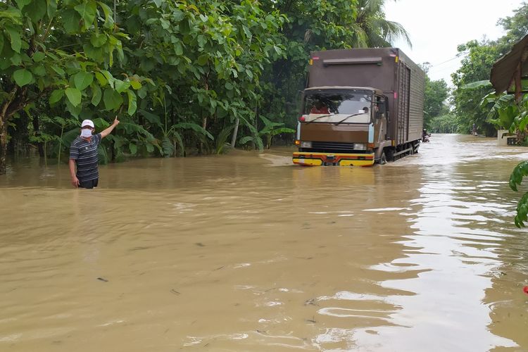 Ruas jalan provinsi di Desa Pegalongan, Kecamatan Patikraja, Kabupaten Banyumas, Jawa Tengah, tergenang banjir akibat luapan Sungai Serayu, Kamis (3/12/2020).