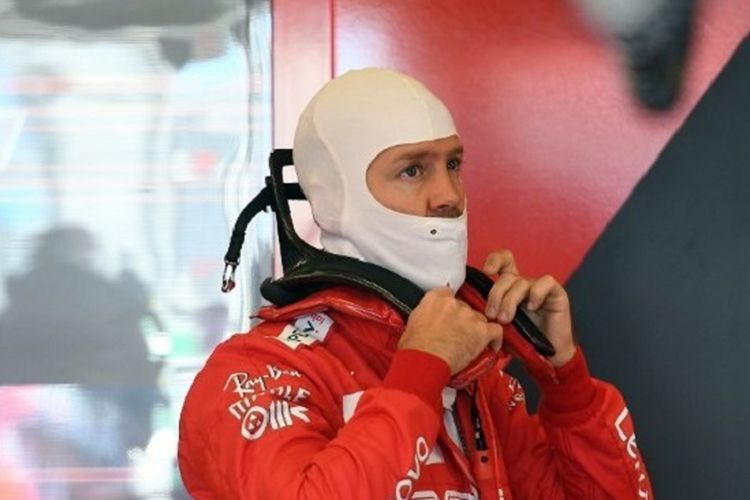 Pebalap Ferrari, Sebastian Vettel, bersiap menjelang sesi latihan bebas F1 GP Australia di Sirkuit Albert Park, 15 Maret 2019. 