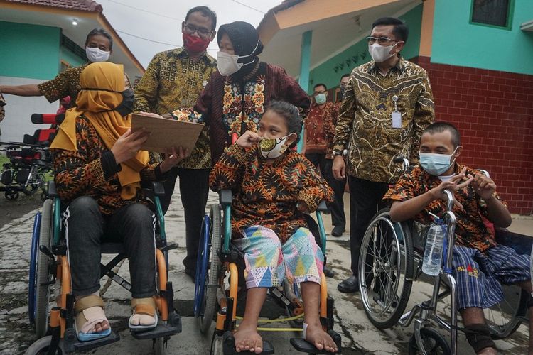 Menteri Sosial Tri Rismaharini (kedua kanan) berbincang dengan penyandang disabilitas saat kegiatan kunjungan di Balai Besar Rehabilitasi Sosial Penyandang Disabilitas Fisik (BBRSPDF) Prof. Soeharso, Jebres, Solo, Jawa Tengah, Jumat (29/1/2021). Menko PMK bersama Mensos dalam kunjungannya di Solo meninjau sejumlah penyaluran bantuan sosial tunai dan mengunjungi Balai Besar Rehabilitasi Sosial Penyandang Disabilitas Fisik (BBRSPDF) Prof. Soeharso. ANTARA FOTO/Mohammad Ayudha/rwa.