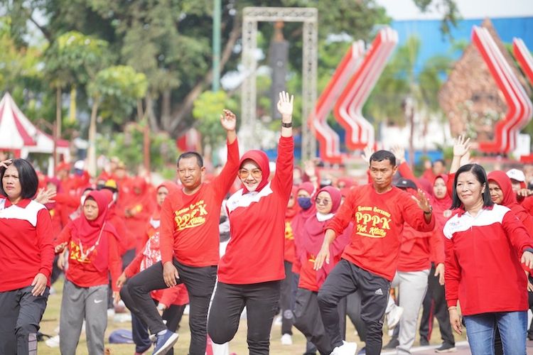 Senam bersama Bupati Klaten Sri Mulyani di Alun-alun Kabupaten Klaten, Jawa Tengah, Jumat (24/11/2024) 
