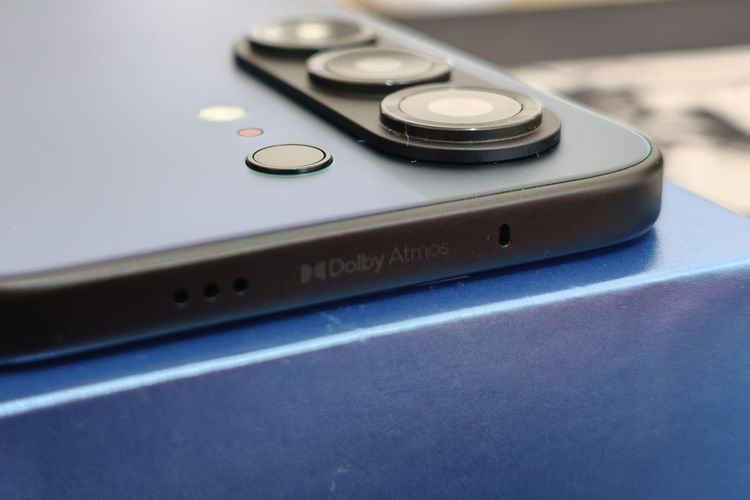 Desain bingkai atas Tecno Camon 50 bertuliskan Dolby Atmos.